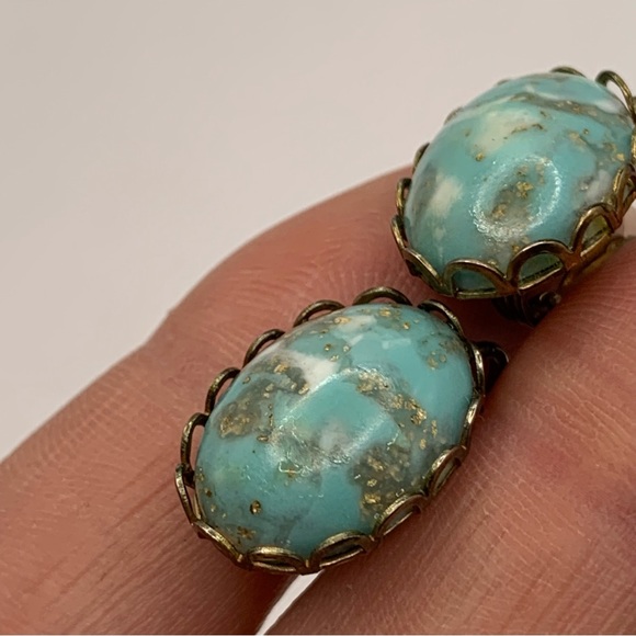 Turquoise gold glitter lucite cabochon vintage robin’s egg clip on earrings - Picture 4 of 11